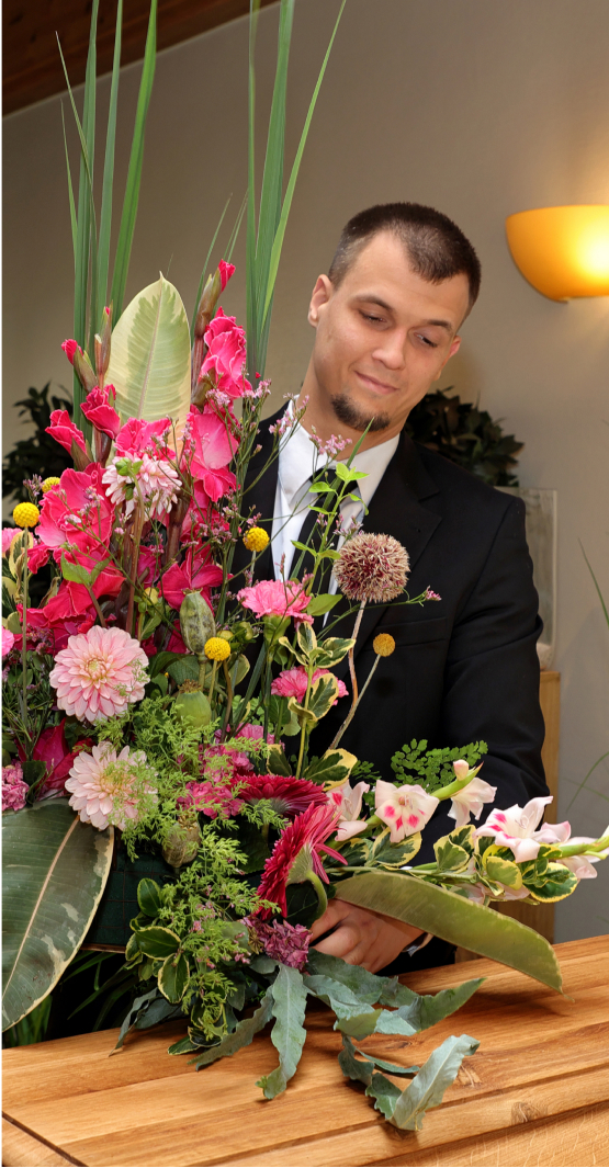 Mitarbeiter mit Blumengesteck